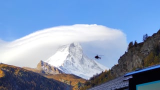 Eine typische Föhnwolke (Altocumulus lenticularis) am Mittwochmorgen am Matterhorn. Eine typische Föhnwolke (Altocumulus lenticularis) am Mittwochmorgen am Matterhorn.