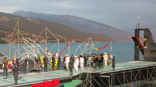 Darsteller auf der Bühne, dahinter der Thunersee und das Niederhorn.