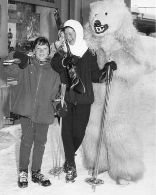 Das Bild zeigt einen jungen Knaben, seine Mutter sowie ein Eisbären maskotten in den 50er-Jahre.