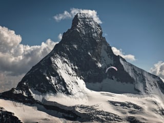 Matterhorn, Gleitschirmpilot im Aufwind.