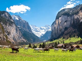Das Lauterbrunnental im Sonnenschein, über den Bergen Quellwolken. Das Lauterbrunnental im Sonnenschein, über den Bergen Quellwolken.
