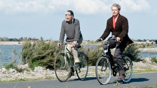 Die beiden Schauspieler des Films fahren Fahrrad. Die beiden Schauspieler des Films fahren Fahrrad.