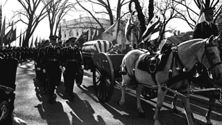 Kutsche mit Kennedys Sarg bedeckt von US-Flagge.