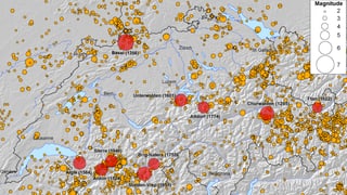Karte mit den zehn stärksten Erdbeben in der Schweiz sowie den registrierten Beben zwischen 1975 bis 2012. 