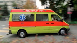 Ein Ambulanzfahrzeug rast über einen Fussgängerstreifen Ein Ambulanzfahrzeug rast über einen Fussgängerstreifen
