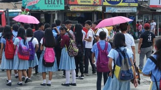 Schulkinder versammeln sich auf der Strasse Schulkinder versammeln sich auf der Strasse