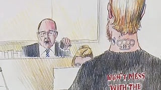 Die Zeichung eines Richters, im Anzug hinter einem Pult sitzt, im Vordergrund der Hinterkopf eines Mannes mit blonden Haaren und Tattoos im Nacken.