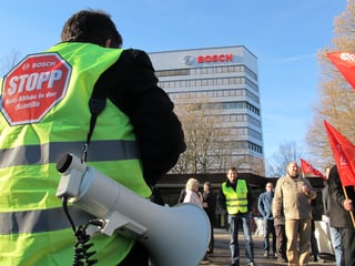 Vor dem Bosch-Hauptsitz in Gerlingen bei Stuttgart protestierten rund 260 Scintilla-Angestellte.