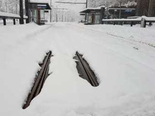 Verschneite Strasse in Stadt