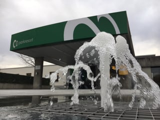 Eingang zum Sole Uno in Rheinfelden mit Springbrunnen davor.