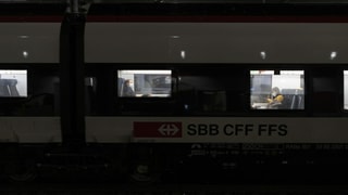 Ein SBB-Zug steht im Dunkeln.