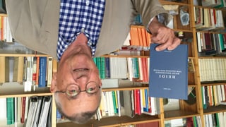 Paul Good in seinem Philosophieatlier in Bad Ragaz mit seinem Buch über Heidi.
