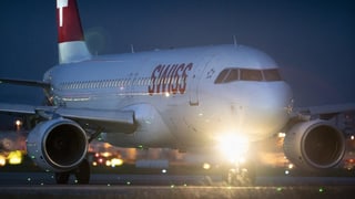 Eine Swiss-Maschine auf dem Flughafen Zürich Eine Swiss-Maschine auf dem Flughafen Zürich