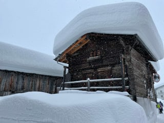 Viel Schnee auf einem Walliser Holzhaus.
