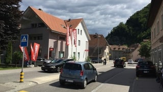 Enge Strasse in einem Dorf. Enge Strasse in einem Dorf.
