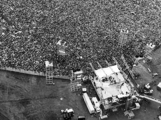 Die Woodstock-Bühne mit Zehntausenden Zuschauern