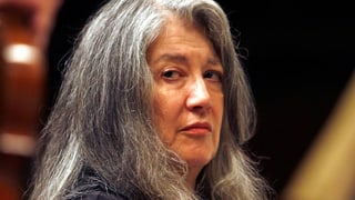 Nahaufnahme von Martha Argerich mit ernstem Blick