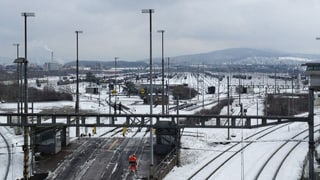 Blick auf das verschneite Gleisfeld des Güterbahnhofs im Limmattal