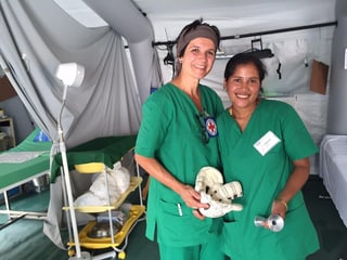 Zwei Frauen in grüner Berufskleidung in der Feldklinik