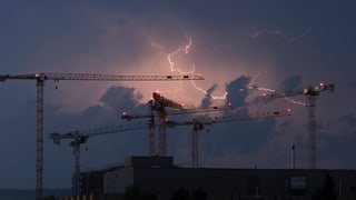 Gewitter über Baukränen