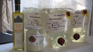 Das Waschmittel ohne Plamöl wird bei der Vorstellung in grossen Plastikbeuteln präsentiert. Das Waschmittel ohne Plamöl wird bei der Vorstellung in grossen Plastikbeuteln präsentiert.