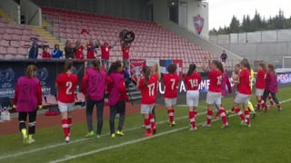 Schweizer Spielerinnen applaudieren in Richtung Fans.