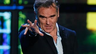 Morrissey singend, mit ausgestreckter Hand zur Kamera