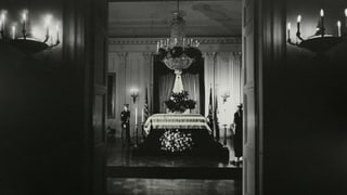 Der Sarg von Präsidenten John F. Kennedy im Ostsaal des Weissen Hauses am 23. November 1963, ein Tag nach seiner Ermordung.