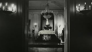 Der Sarg von Präsidenten John F. Kennedy im Ostsaal des Weissen Hauses am 23. November 1963, ein Tag nach seiner Ermordung. Der Sarg von Präsidenten John F. Kennedy im Ostsaal des Weissen Hauses am 23. November 1963, ein Tag nach seiner Ermordung.