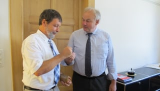 Christian Wanner übergibt dem neuen Finanzdirektor Roland Heim seinen Büroschlüssel. 
