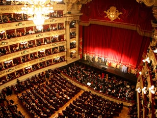 Blick aus einem oberen Balkon in den Opernsaal
