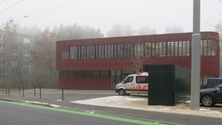 Polizeiauto steht vor dem Schulhaus Büttenen in Luzern.