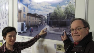 Kathrin Graber (CVP) und Peter Portmann (SVP) vor dem Bild, welches die geplante Überbauung des Teiggi-Areals zeigt.