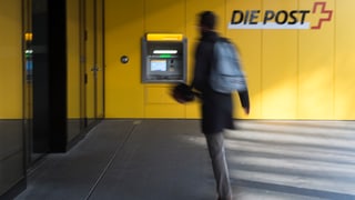 Mann eilt zu einer Poststelle