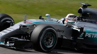 Lewis Hamilton fährt auf der Rennstrecke.