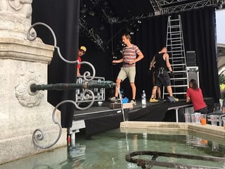 Bühne die über einen Brunnen gebaut wird Bühne die über einen Brunnen gebaut wird