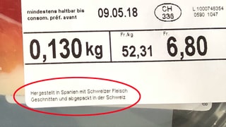 Etikette auf Rohschinken-Verpackung. Etikette auf Rohschinken-Verpackung.