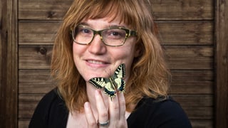 Porträt von Nicole Heimgartner mit Schmetterling