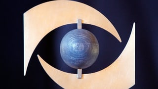 Der Preis «Public Eye Award» aus Holz. Der Preis «Public Eye Award» aus Holz.