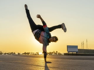 Breakdancer im Sonnenuntergang