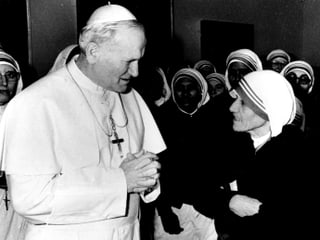 Papst Johannes Paul II. empfängt Mutter Teresa und eine Gruppe indischer Nonnen 1979 im Vatikan.