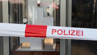 Ein Polizei-Absperrband vor einem Uhren-Geschäft. Ein Polizei-Absperrband vor einem Uhren-Geschäft.