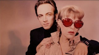 Ein Retrobild eines Mannes und einer Frau in pinker Brille Ein Retrobild eines Mannes und einer Frau in pinker Brille