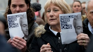 Wilders Sympathisanten halten Plakate mit dem Slogan «Die Niederlande wieder für uns» hoch.