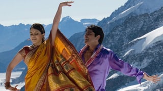 Indisches Paar tanzt in den Schweizer Bergen