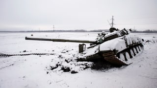 Symbolbild: Ein defekter Panzer unter einer Decke Schnee.