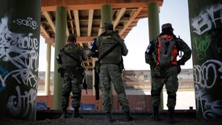 Soldaten stehen unter einer Brücke Soldaten stehen unter einer Brücke