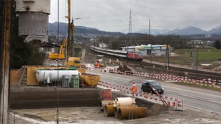 Baustelle neben Strasse und Schiene