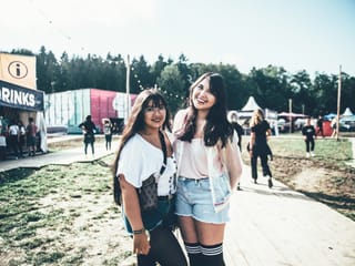 Festivalbesucherinnen am Posen