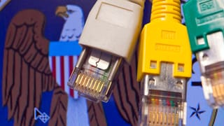 Kabel vor dem Logo der NSA. Kabel vor dem Logo der NSA.